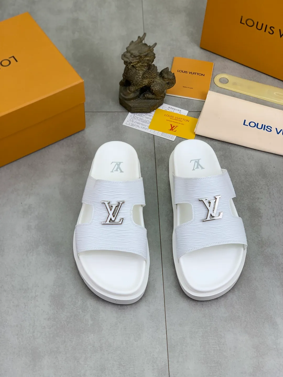 Men's shoes 💰P300💰【New style】🆘 Original quality 【LOUIS VUITTON】The popular Louis Vuitton LV men's slippers on the official website are on sale simultaneously! Original fabric imported from Italy, original factory special supply, code number: 38-44 (45 customized), many colors available